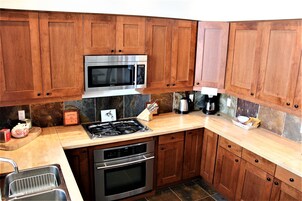 Deluxe Condo, 2 Bedrooms, Ocean View | Private kitchen | Fridge, microwave, coffee/tea maker, cookware/dishes/utensils