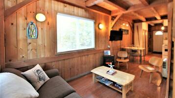 Cottage (Waterfront Post and Beam Cottage!) | Living room