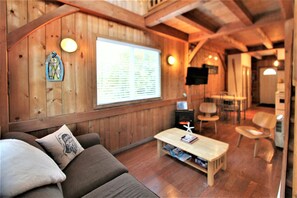 Casa de campo (Waterfront Post and Beam Cottage!) | Sala de estar | TV de tela plana