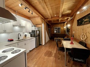 Casa de campo (Waterfront Post and Beam Cottage!) | Cozinha privada | Geladeira, micro-ondas, cooktop, lava-louças