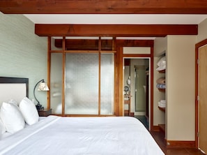 Apartment (Great Location in Waterfront Building)