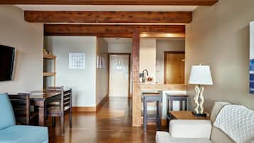 Apartment (Great Location in Waterfront Building) | Living room | TV