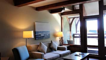 Appartement (Great Location in Waterfront Building) | Woonkamer | Een televisie