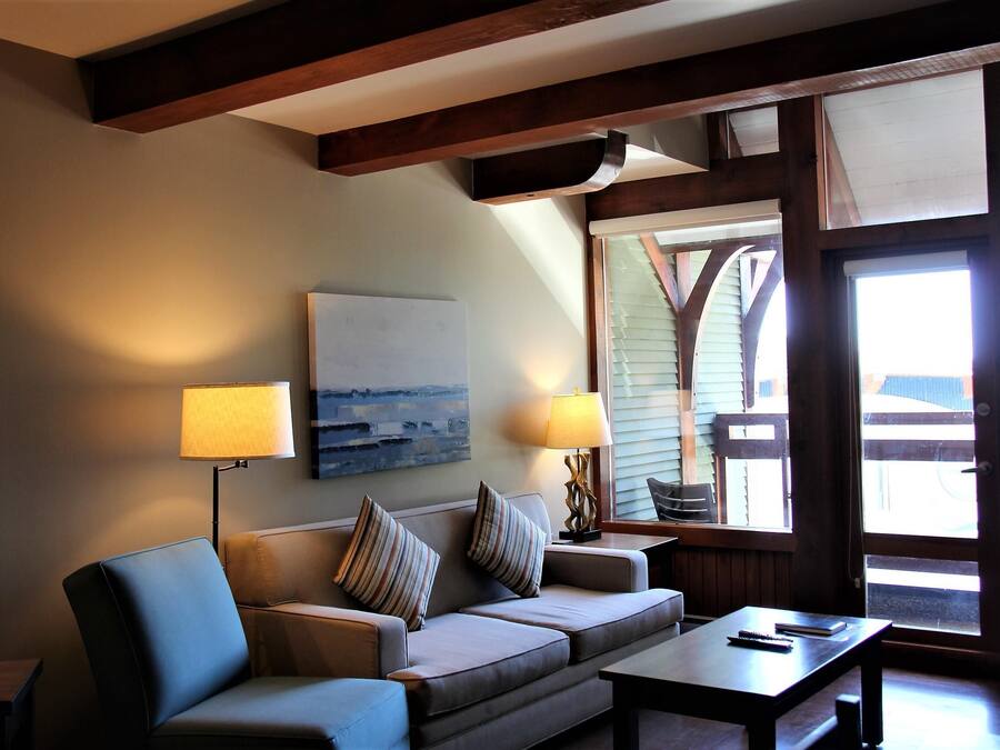 Apartment (Great Location in Waterfront Building) | Living room | TV