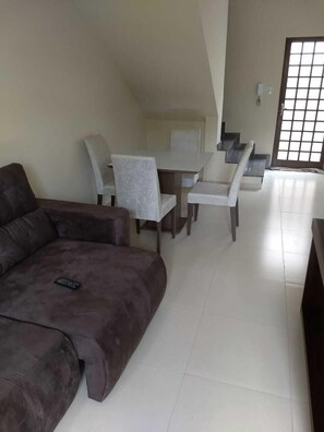 家庭联排别墅, 多张床, 无烟房, 城市景观 | 客厅 | 33-英寸电视（配备数码频道）