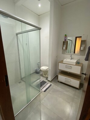 Family Apartment | Bathroom | Shower, free toiletries, towels