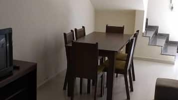 Family Townhome, Multiple Beds, Non Smoking, City View | In-room dining