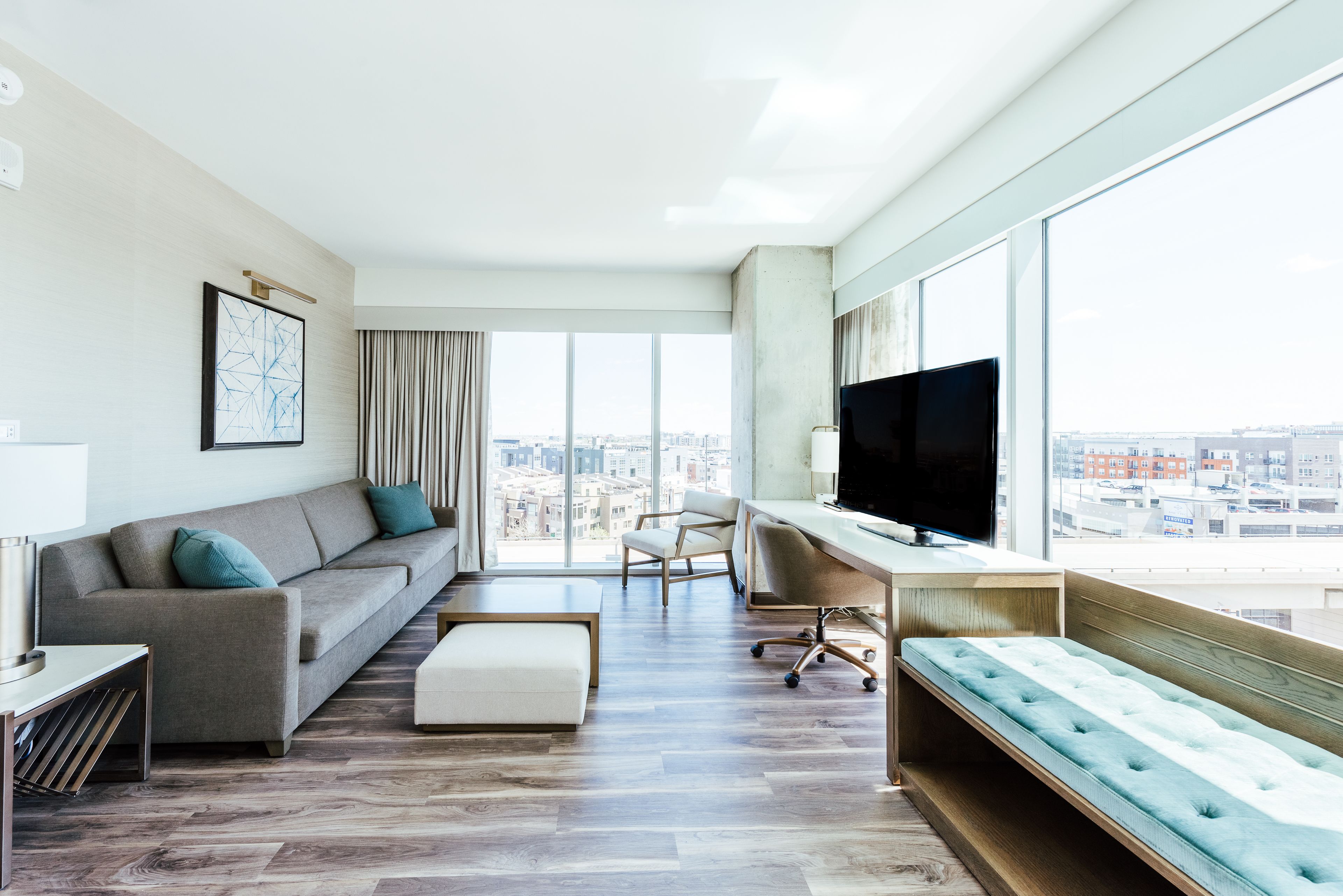 En 60-tommers smart-TV med kabel-kanaler samt TV og Netflix