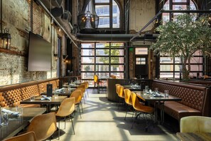 Breakfast, lunch, dinner and brunch served - Hilton Garden Inn Denver Union Station, CO (Denver)