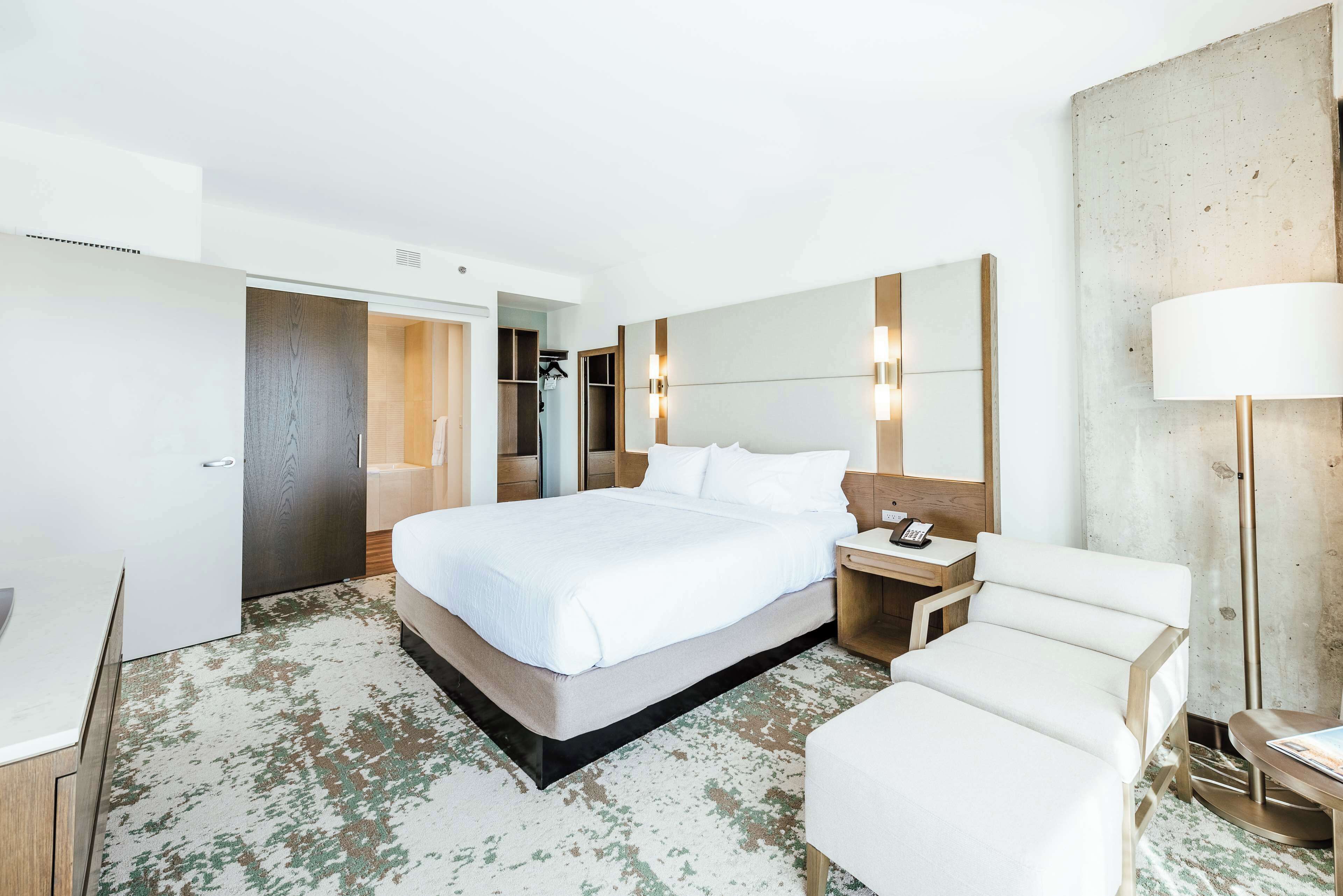 Lakens van Egyptisch katoen, luxe beddengoed, een kluis op de kamer