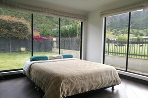 4 habitaciones, tabla de planchar con plancha, wifi y ropa de cama 