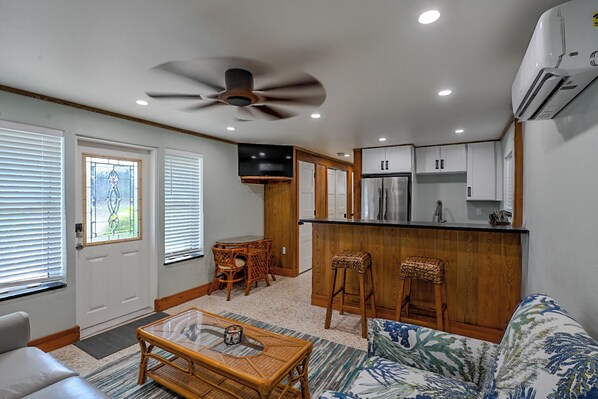 Smart TV, DVD player, books, video library - Charming Beach Cottage-Your Old Florida Getaway Awaits! (Manasota Key)