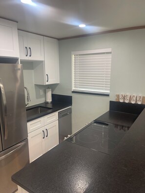 Refrigerador, microondas, horno y parrilla de estufa 