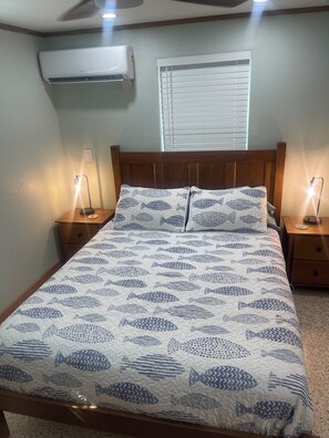 1 bedroom, free WiFi, bed sheets, wheelchair access - Charming Beach Cottage-Your Old Florida Getaway Awaits! (Manasota Key)