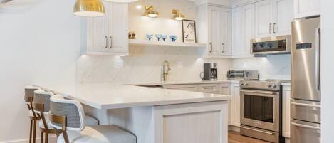 Frigorifero, microonde, forno, piano cottura