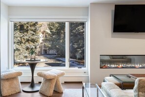 Televisión y chimenea 