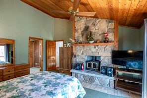 3 bedrooms, WiFi, bed sheets - Mountainside 86 - 314 Ridge Road<br><br>Mountainside 86 - Lake Access, Hot Tub, Pet Friendly, Air Conditioning on Main Level (Davis)