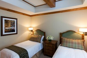 2 Schlafzimmer, hochwertige Bettwaren, Betten mit Memory-Foam-Matratzen