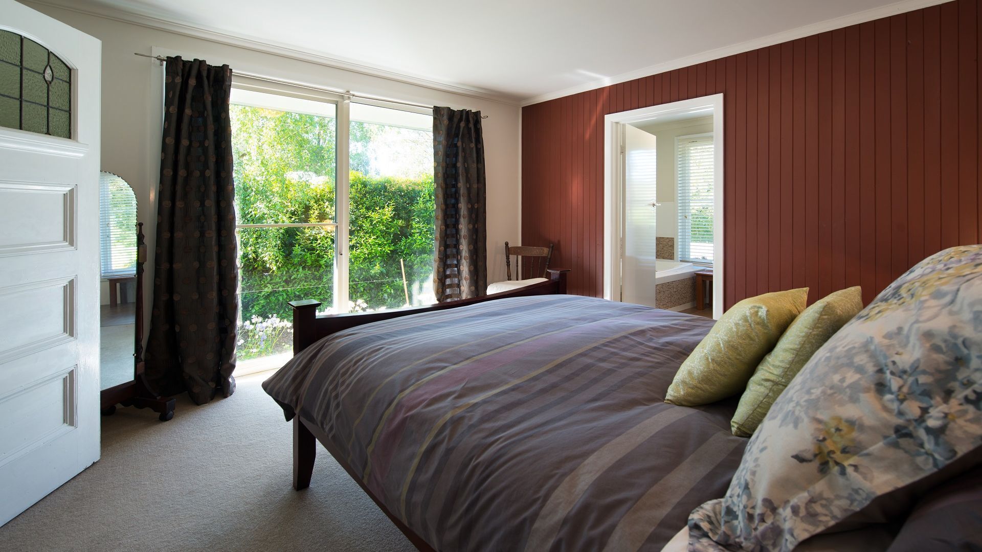 5 Schlafzimmer, Schreibtisch, Bügeleisen/Bügelbrett, kostenloses WLAN