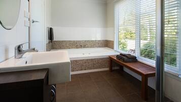 Duschwanne, Whirlpool, Haartrockner, Handtücher