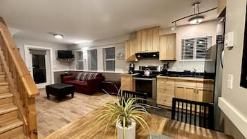 Cottage (Waterfront 2 bedroom Cottage with Hot) | Exterior