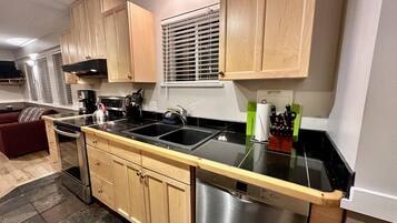 Cottage (Waterfront 2 bedroom Cottage with Hot) | Exterior