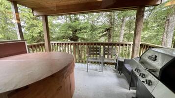 Cottage (Waterfront 2 bedroom Cottage with Hot) | 2 bedrooms, individually decorated, individually furnished, bed sheets