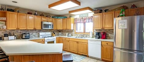 Fridge, oven, stovetop, dishwasher