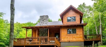 Dream Catcher - Classic Cabin, Private Lot w/ Pond