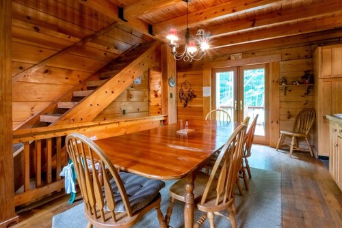 Dream Catcher - Classic Cabin, Private Lot w/ Pond