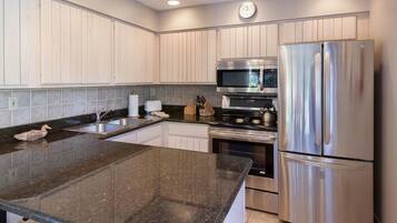 冰箱、微波炉、烤箱、炉灶