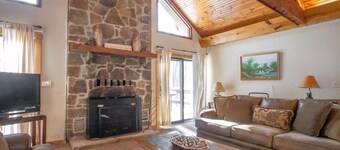 Mountain Treat - 504 Bobcat Road

Mountain Treat - Lake Access, Pet Friendly, Hot Tub