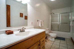 Bathroom - Hawthorne Lodge - Walk to Slopes, Air Conditioning (Davis)