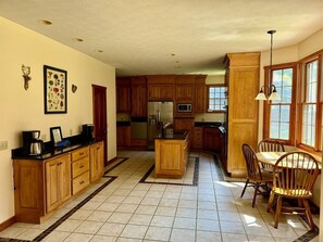 Coffee/tea maker, fridge, microwave, oven - Hawthorne Lodge - Walk to Slopes, Air Conditioning (Davis)