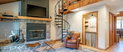 Een open haard en een dvd-speler