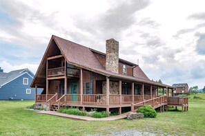 Exterior - Mystic Mama - 72 Piper Lane

The Lost Hangar - Outdoor Community pool, Wrap-Around Deck w/ Hot Tub, Views! (Davis)
