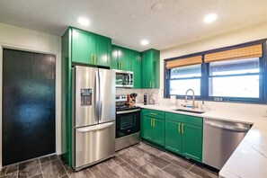 Fridge, oven, stovetop, dishwasher
