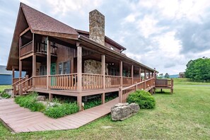 Exterior - Mystic Mama - 72 Piper Lane

The Lost Hangar - Outdoor Community pool, Wrap-Around Deck w/ Hot Tub, Views! (Davis)