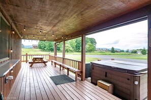 Outdoor dining - Mystic Mama - 72 Piper Lane

The Lost Hangar - Outdoor Community pool, Wrap-Around Deck w/ Hot Tub, Views! (Davis)