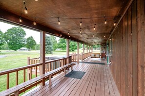 Terrace/patio - Mystic Mama - 72 Piper Lane

The Lost Hangar - Outdoor Community pool, Wrap-Around Deck w/ Hot Tub, Views! (Davis)