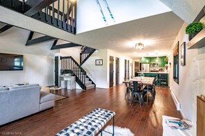 Una televisión, una chimenea, un reproductor de DVD