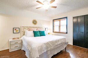 4 bedrooms, free WiFi, bed sheets - Mystic Mama - 72 Piper Lane

The Lost Hangar - Outdoor Community pool, Wrap-Around Deck w/ Hot Tub, Views! (Davis)