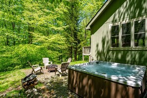 Outdoor spa tub - Gnarnia - 434 Cabin Mountain Road

Gnarnia - Air Conditioning, Lake Access, Fire Pit, Hot Tub (Davis)
