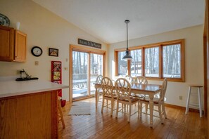 Dining - Golden Bear Inn - 78 Woods End Court<br><br>Golden Bear Inn - Community Swimming & Fishing Pond, Hot Tub, Pet Friendly (Davis)
