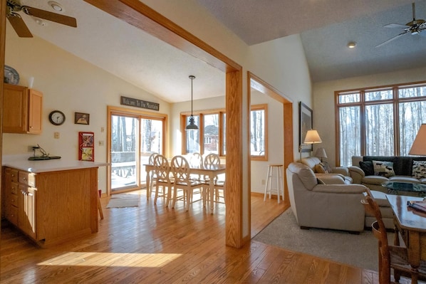 TV, fireplace, DVD player, stereo - Golden Bear Inn - 78 Woods End Court<br><br>Golden Bear Inn - Community Swimming & Fishing Pond, Hot Tub, Pet Friendly (Davis)