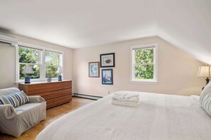 4 bedrooms, iron/ironing board, WiFi, bed sheets - Great Location Outdoor Space Dog Friendly (Chatham)