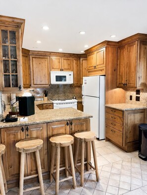 Coffee/tea maker, fridge, microwave, oven - Riva Ridge 720 | 2BR Vail Village (Vail)