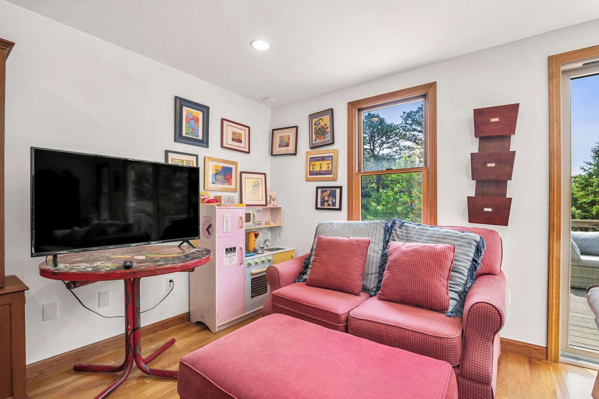 Televisión y oficina 