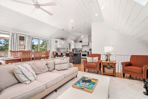 TV, offices - 2025 Remodel! Walk to Pond, 2 Min Drive to Beach! (Eastham)