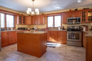 Kjøleskap, ovn, kokeplater og oppvaskmaskin